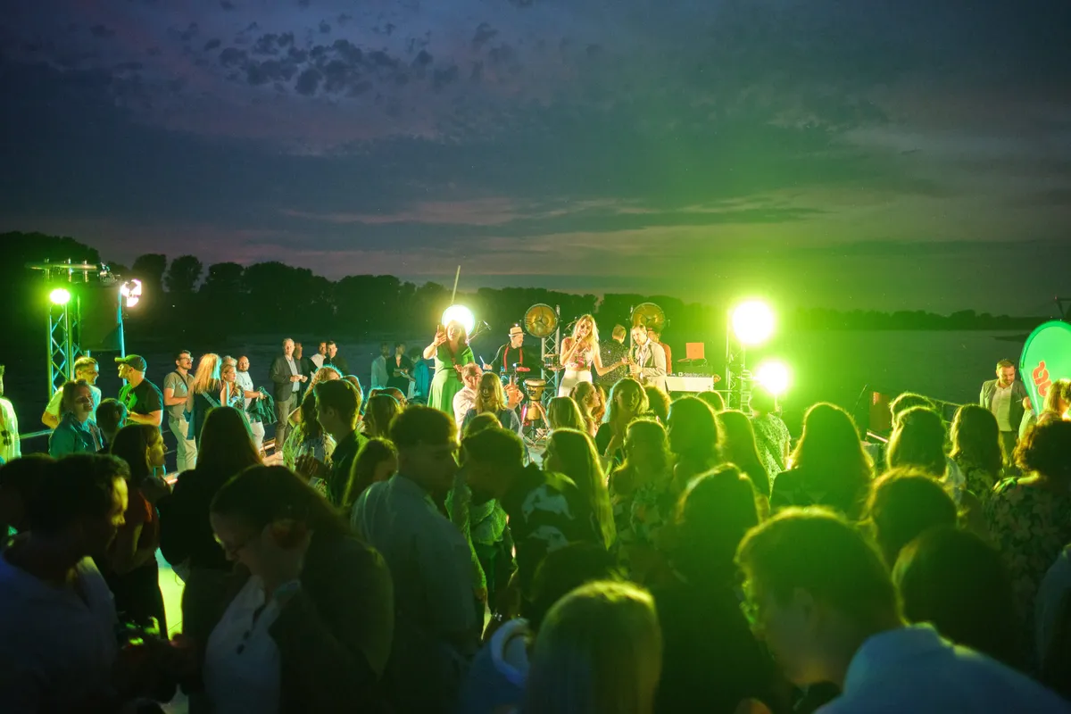 Party-Foto: Unvergessliche Feier mit Freunden in der besten Nacht.